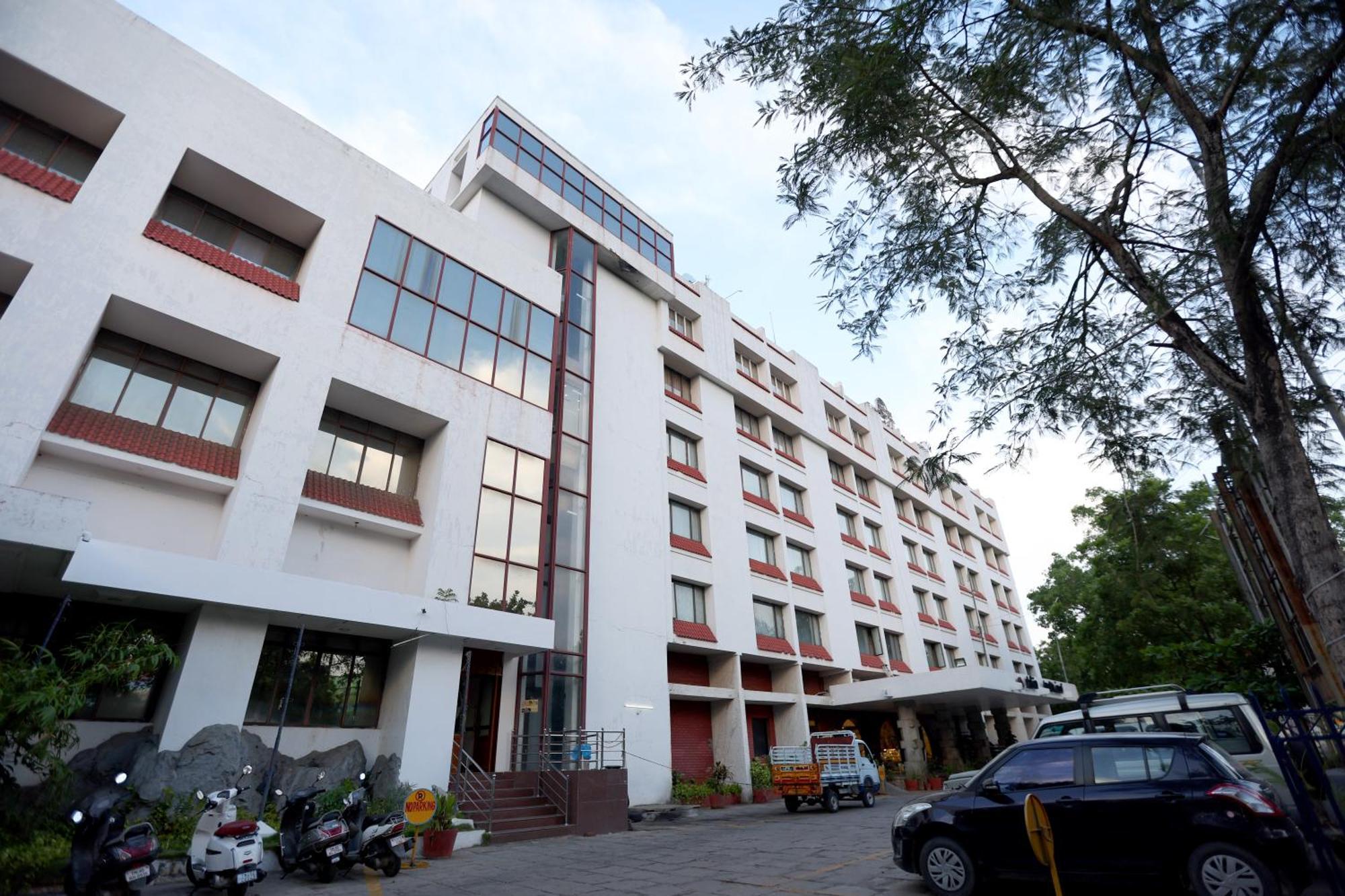 Breeze Residency Hotel Tiruchirappalli Exterior foto