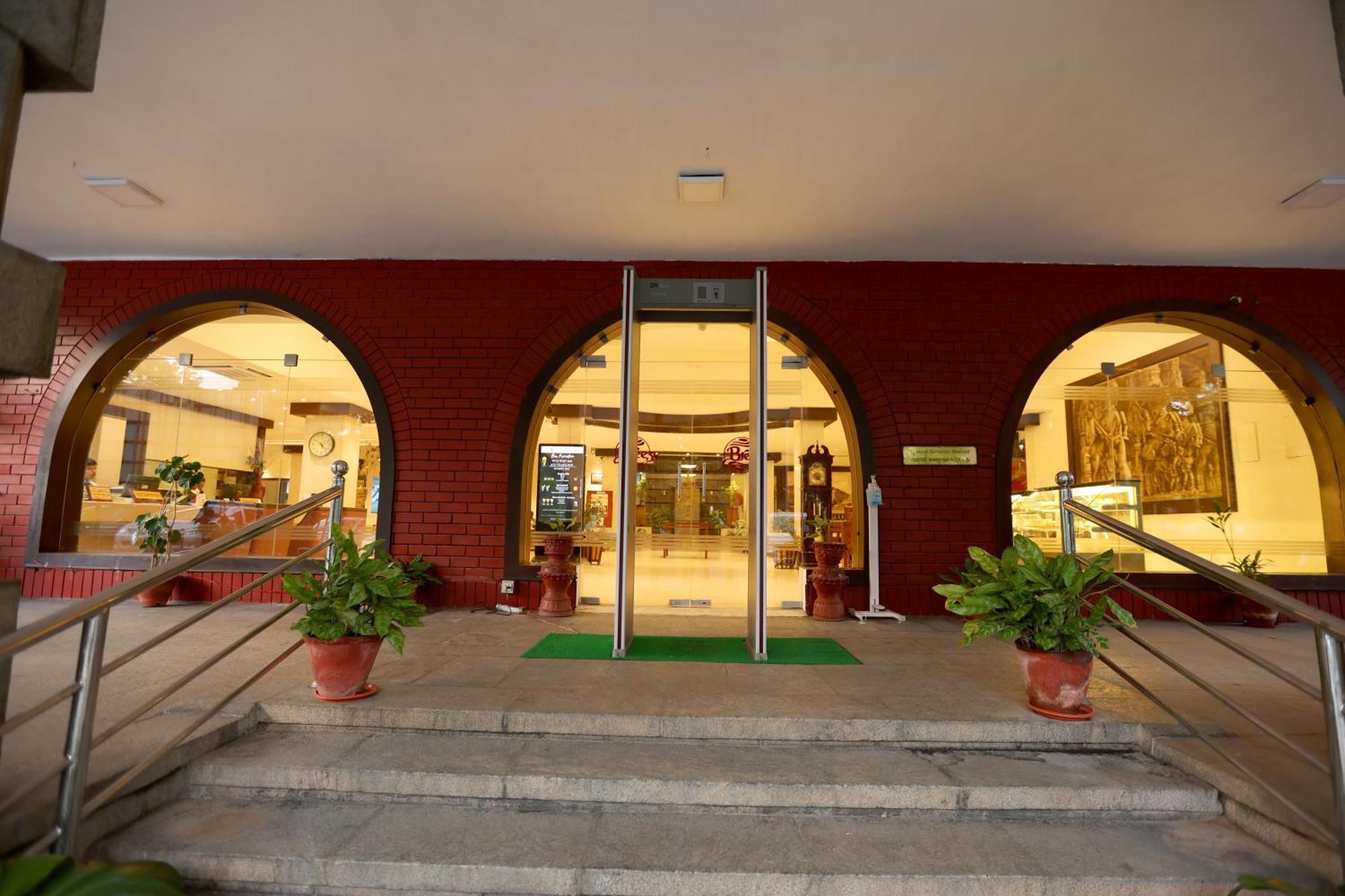 Breeze Residency Hotel Tiruchirappalli Exterior foto